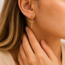 Brinco Jesus Dourado™ — Elegância e Fé em Cada Detalhe