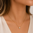Colar Ponto de Luz Dourado™ — Brilho Delicado que Encanta em Cada Olhar
